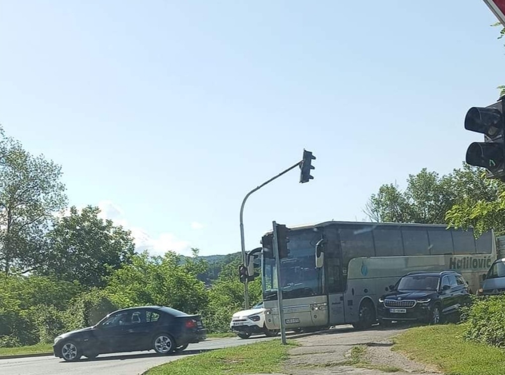 NOVI UDES NA RASKRSNICI KOD STAROG MOSTA: Nekima ni semafori ne pomažu. (FOTO)