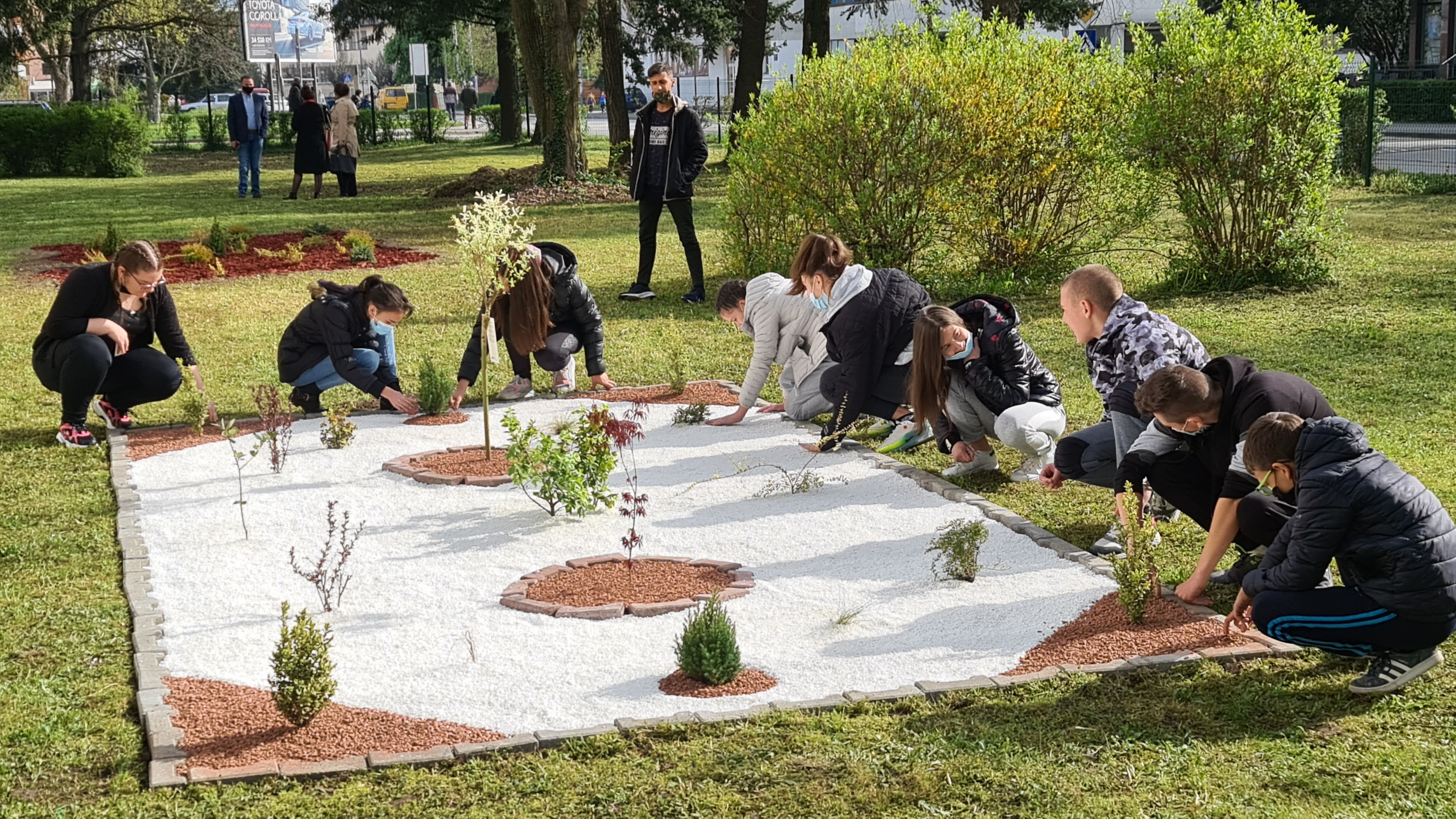 DOBOJ: Uređenjem dvorišta obilježen Dan planete zemlje (FOTO)
