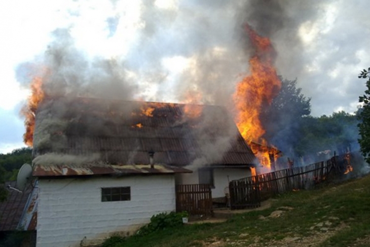 DOBOJ: Ložila vatru, pa se zapalila