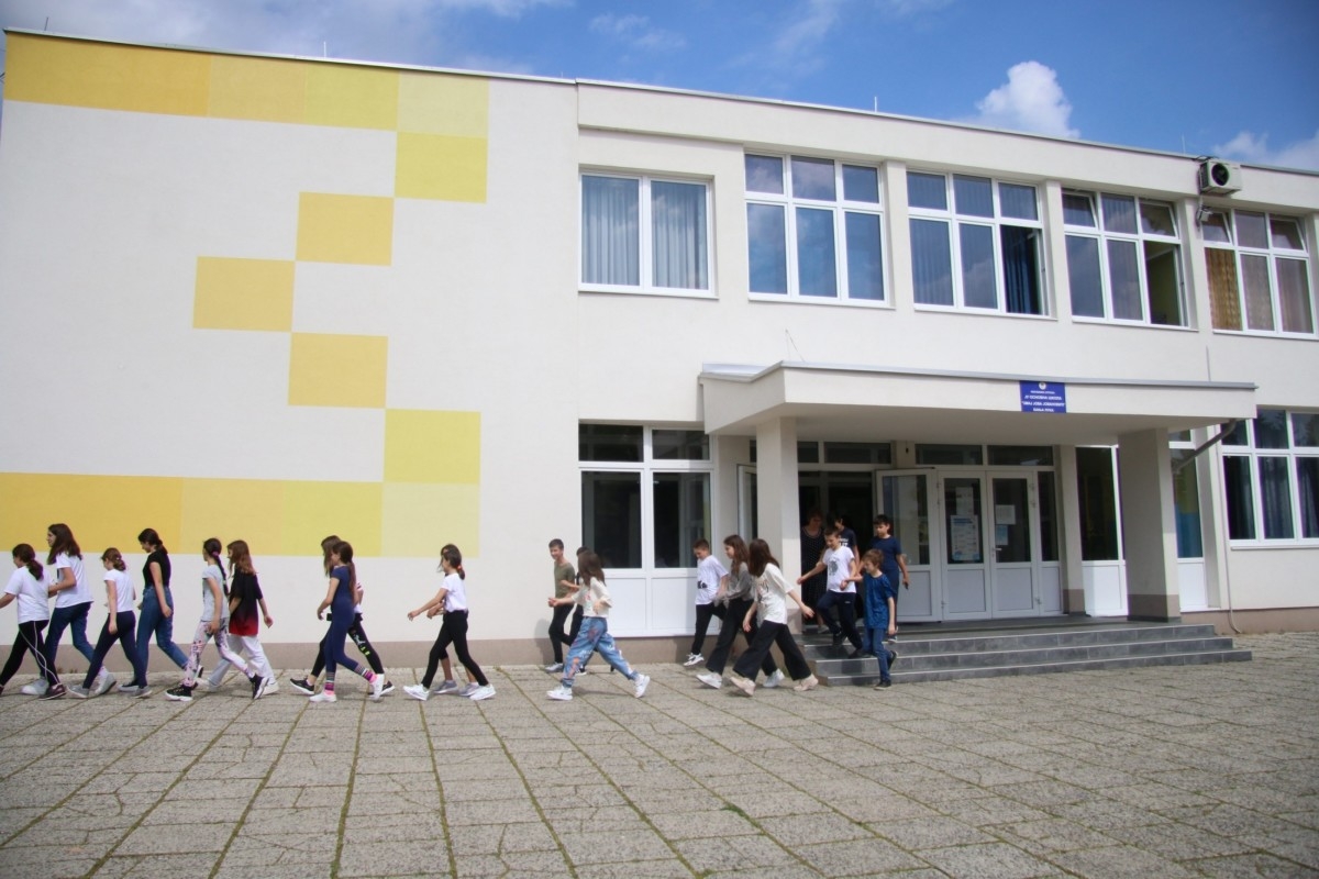 POČELA NOVA ŠKOLSKA GODINA: U klupe sjeda 85.000 osnovaca i 36.000 srednjoškolaca