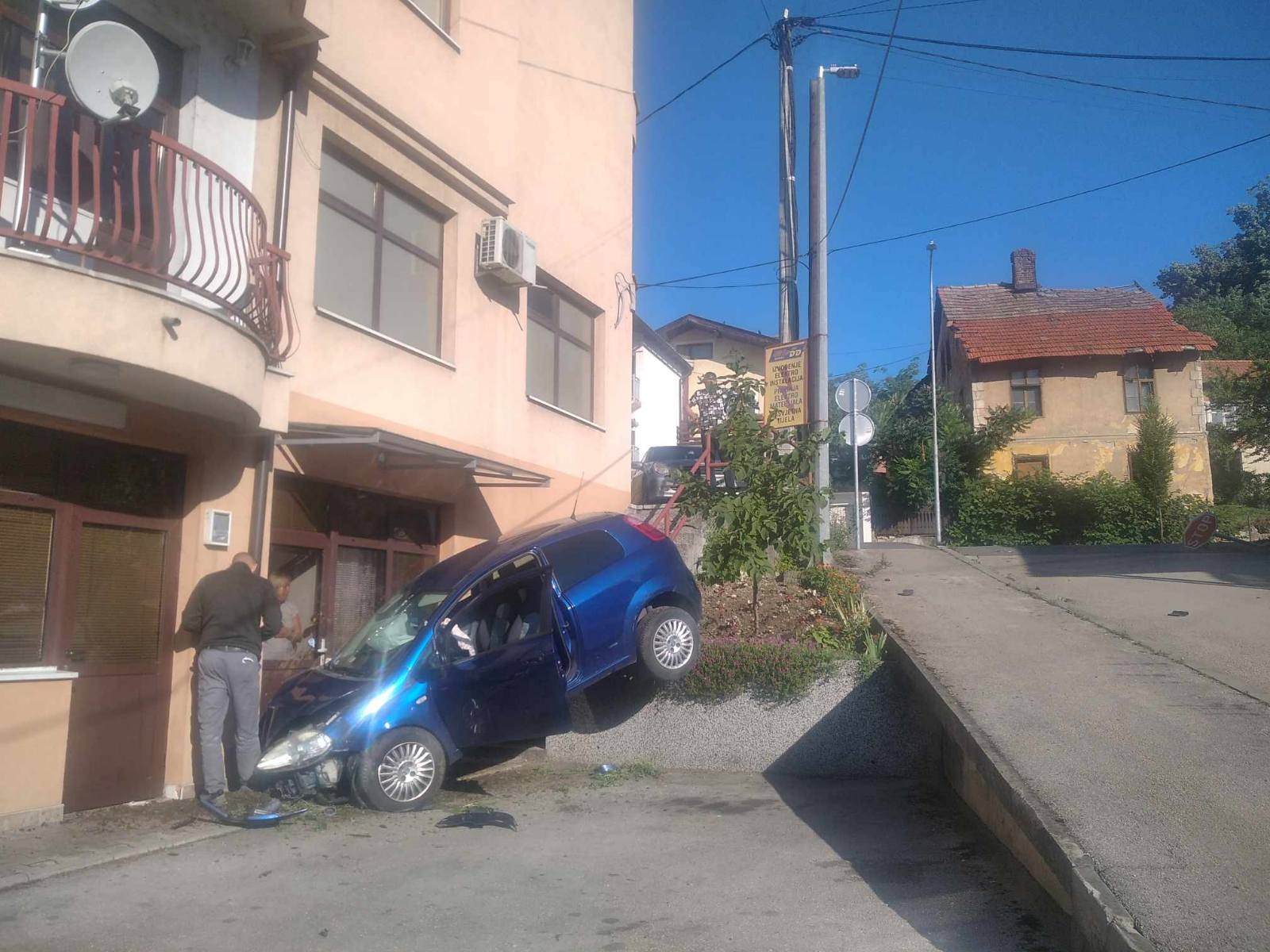JUTROS ZA DLAKU IZBJEGNUTA TRAGEDIJA: Plavi Fiat Punto juri kroz grad (FOTO)