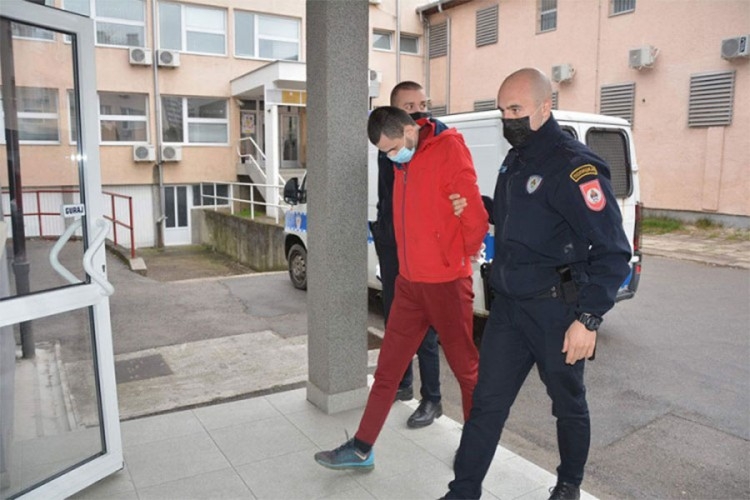 DOBOJ: Optužen za divljanje, nakratko ga zaustavio traktor pa se zakucao u policijsko vozilo