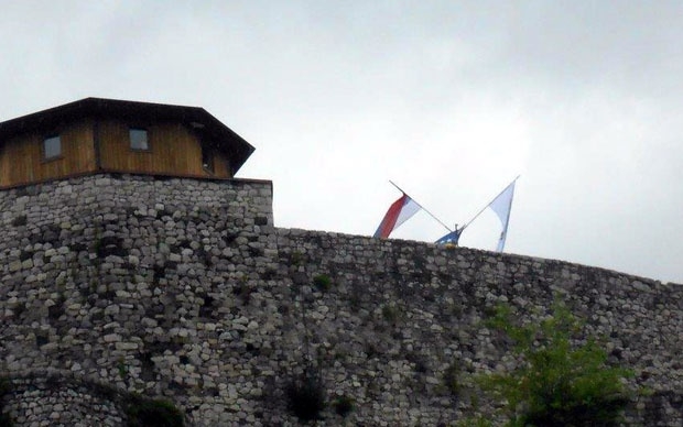 DOBOJ: Ljuti zbog zastave