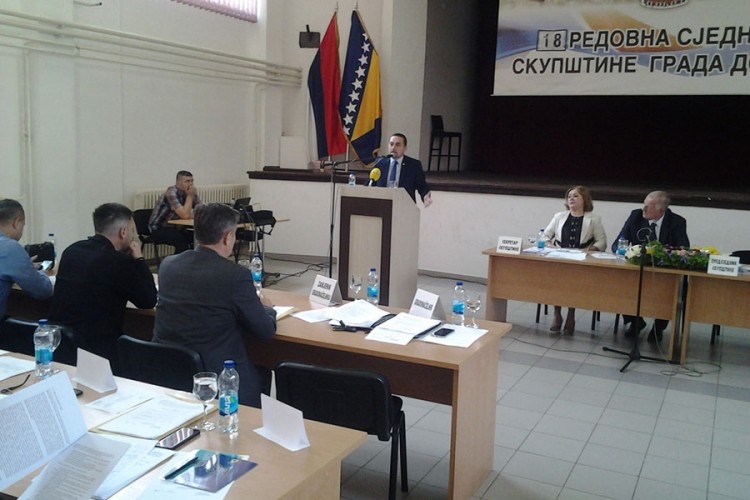 DOBOJ: Stežu kaiš, plate srezane za 23 odsto (VIDEO)