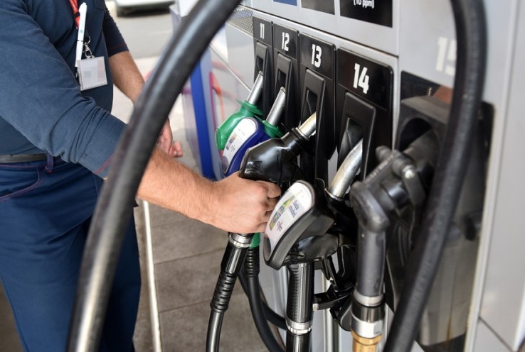 VIŠKOVIĆ OKOM, PUMPAŠI SKOKOM: Naftni distributeri najavili jeftinije gorivo