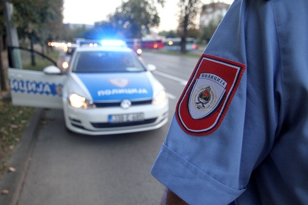 DOBOJ: "Pao" prilikom popravke kola, Duško usmrtio pešaka Rada, pa pobegao sa mesta nesreće