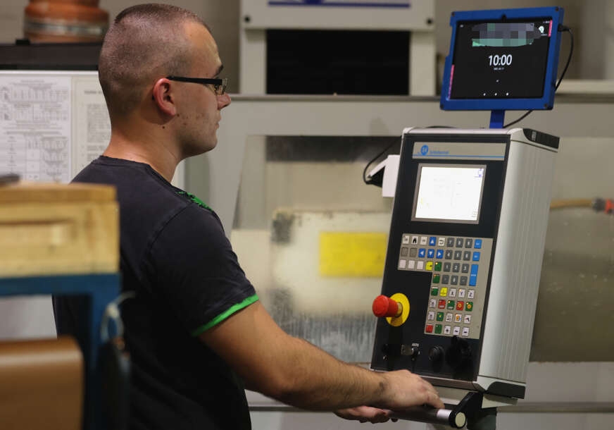 Ako je po platama, radnici u Srpskoj su POLUPISMENI: Statistike ukazuju na masovno kršenje Odluke Vlade RS o minimalcu