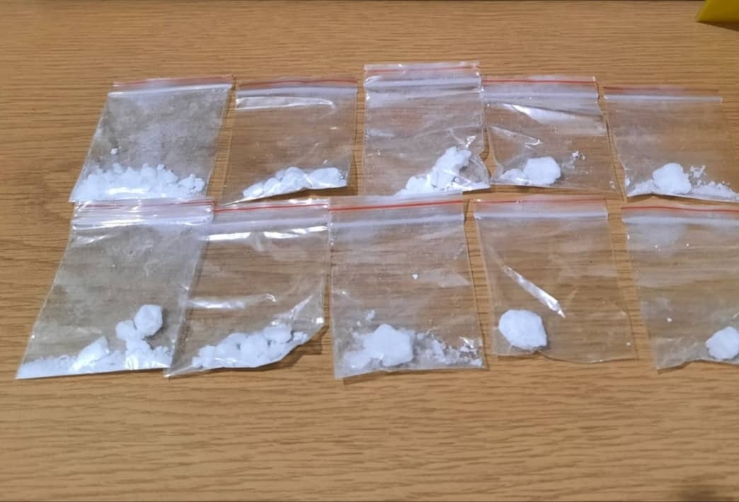 UHAPŠEN DILER Policija pronašla više paketića sa kokainom, oduzet i automobil (FOTO)