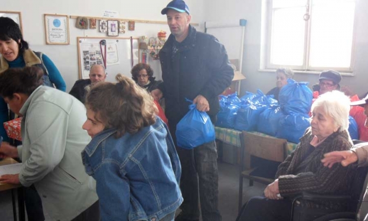 DOBOJ: Volonteri Udruženja paraplegičara uručili prehrambene pakete