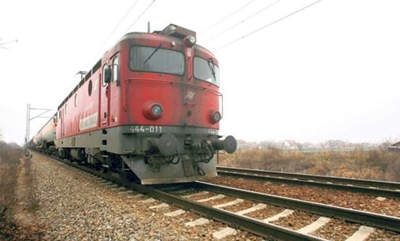 STRAVIČNA NESREĆA KOD DOBOJA: Voz udario u automobil, stradao bračni par i dijete