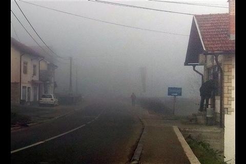 PETROVO: Saobraćaj usporen zbog guste magle