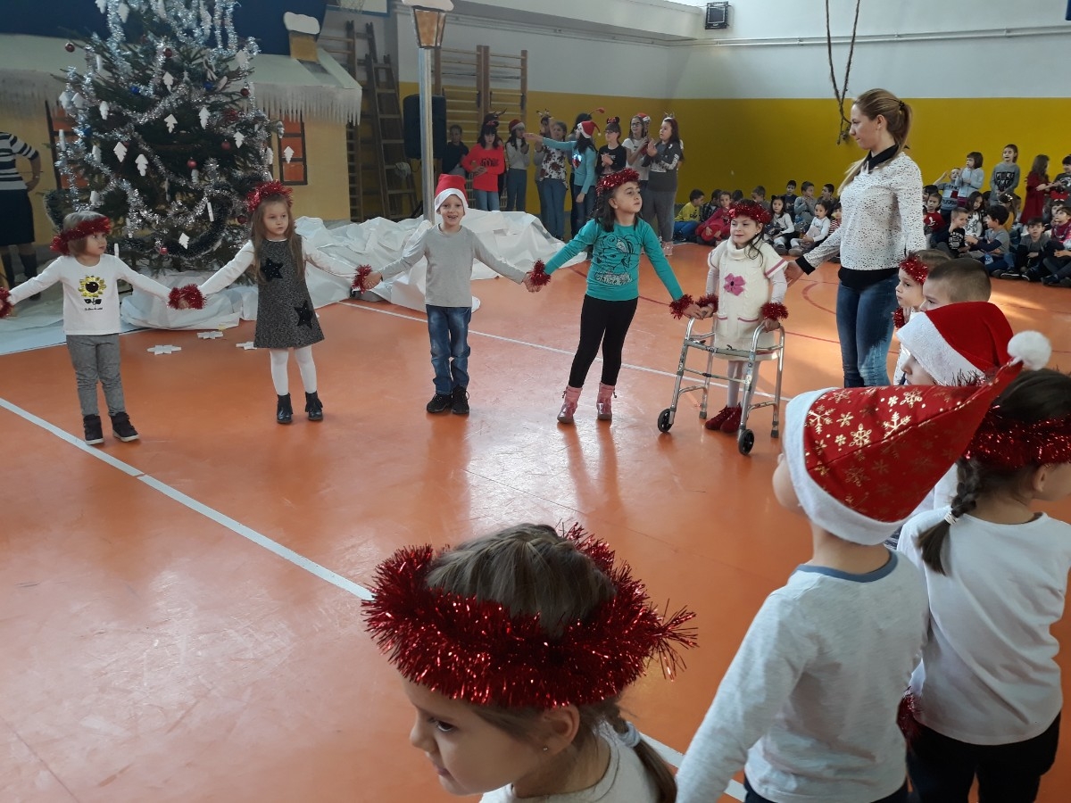DOBOJ: Novogodišnji paketići poklon djece iz Njemačke (FOTO)