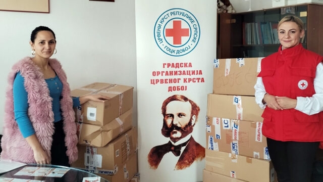 DOBOJ: Crveni krst uručio 26 paketa sa odjećom i obućom za potrebe tri lokalna udruženja