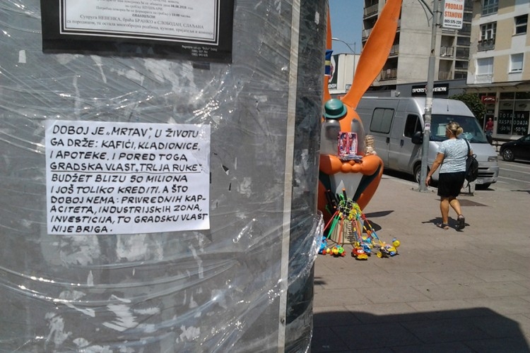 DOBOJ: Fantom na oglasnim prostorima "bistri" politiku