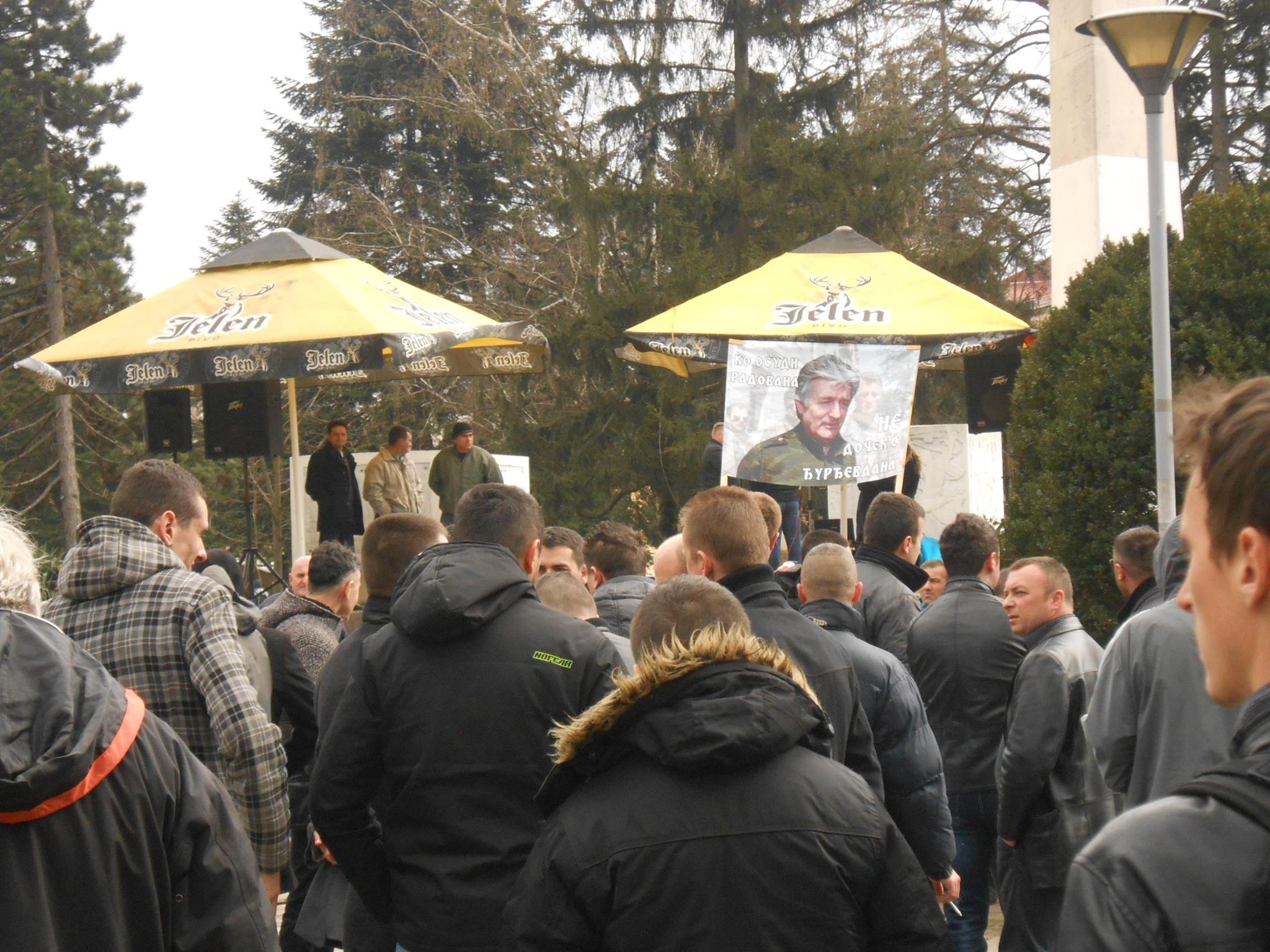 MITING PODRŠKE KARADŽIĆU U DOBOJU: Ponovo mole za Radovana