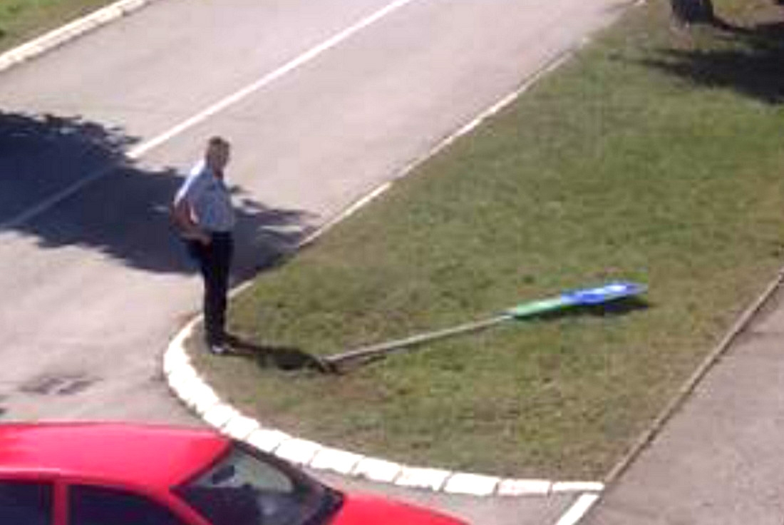 PAO ZNAK ZA NAPLATU PARKINGA U PIJESKOVIMA: Da li je neko srušio znak ili? (FOTO)