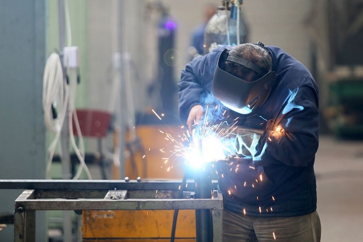 Regresom i 13. platom pokušavaju da zadrže radnike