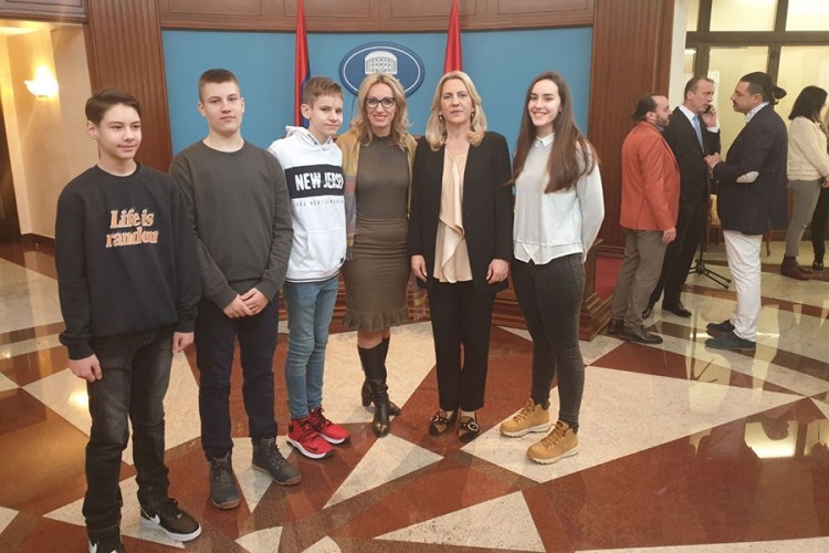 DOBOJ: Pobjednici takmičenja "Nauči se, čovječe" opremaju kabinet