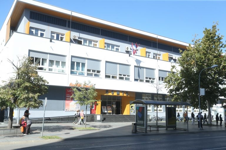 Pošte Srpske tonu, a direktor povećao plate za preko milion KM