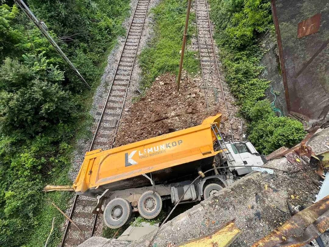 VATROGASCI-SPASIOCI TVJ DOBOJ: Sjekli lim da izvuku vozača iz smrskane kabine. (FOTO)