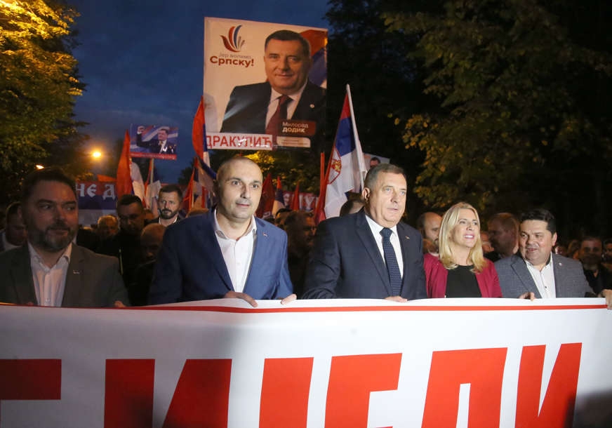 „HO-RUK POLITIKA UMJESTO DIPLOMATIJE“ Gdje su nam prijatelji i lobisti: Vlast u Srpskoj na pritiske ODGOVARA MITINGOM, da li je to sve što nam je preostalo