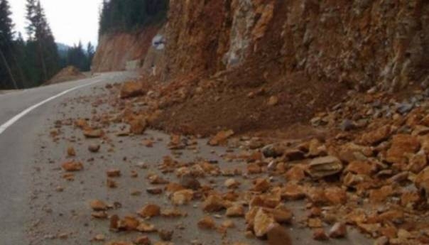 PUTEVI: Mjestimično vlažni kolovozi, opasnost od odrona