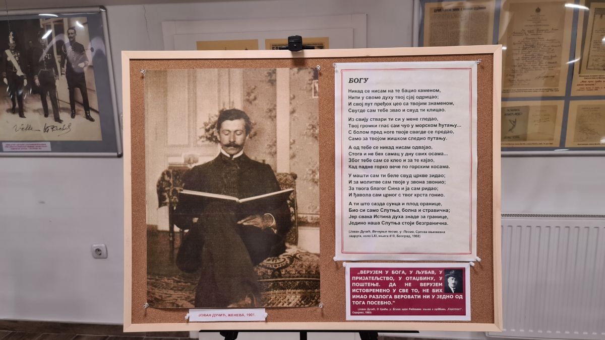 DOBOJ: Otvorena izložba povodom 80 godina od smrti Jovana Dučića (FOTO)