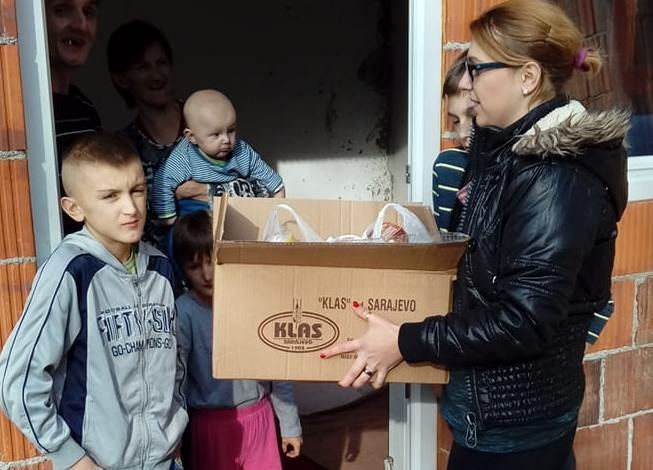 OKOM KAMERE: Pokloni za mještane Orašja (FOTO)