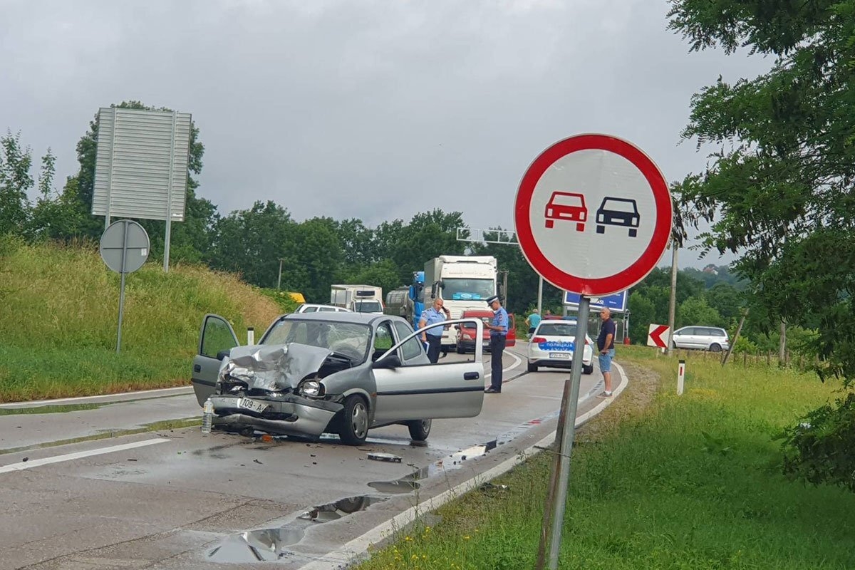 TEŠKA NESREĆA KOD PRNJAVORA: Jedna osoba poginula, saobraćaj obustavljen