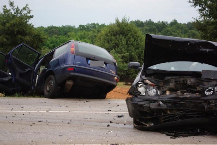 DOBOJ: Sin poginuo, otac povrijeđen u sudaru u Božincima