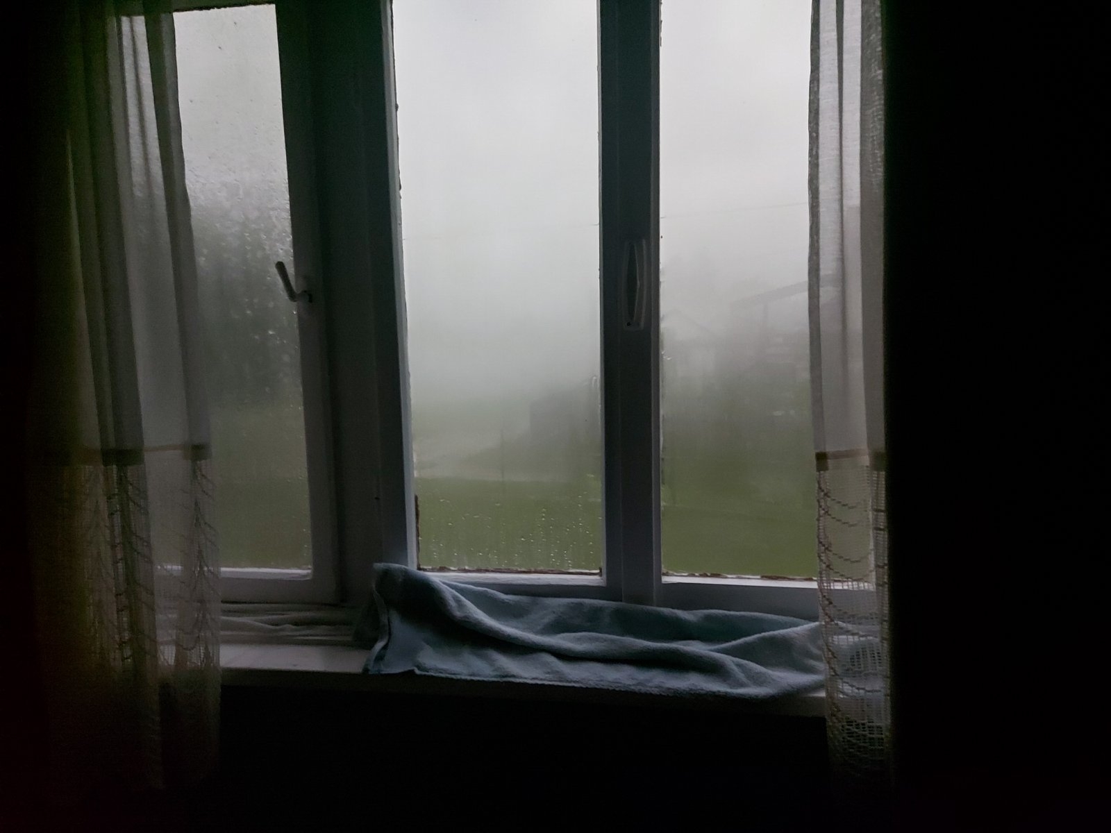 NEVRIJEME SA KIŠOM, OLUJOM I GRADOM ZADESILO DOBOJ: Građani izlaze na ulice da procijene štetu (VIDEO)