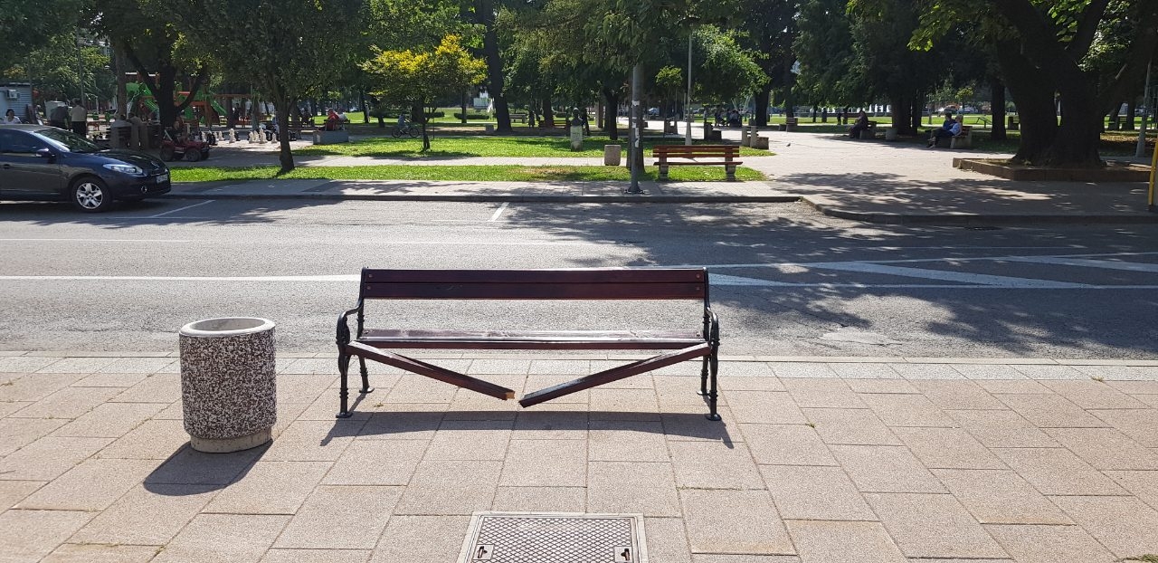 OKOM KAMERE: Uništene klupe u centru grada