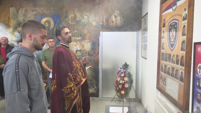 DOBOJ: Parastosom i polaganjem vijenaca obilježena godišnjica osnivanja Prve čete vojne policije (VIDEO)