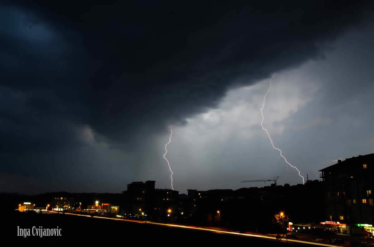 OKOM KAMERE: Munje u plesu nad gradom (FOTO)