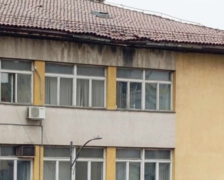 OPASNOST IZNAD GLAVA: Krov iznad banke u centru Doboja prijeti prolaznicima (FOTO)