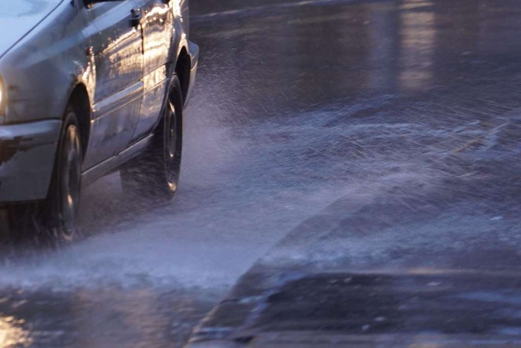 PUTEVI: Obilna kiša izazvala brojne probleme u saobraćaju