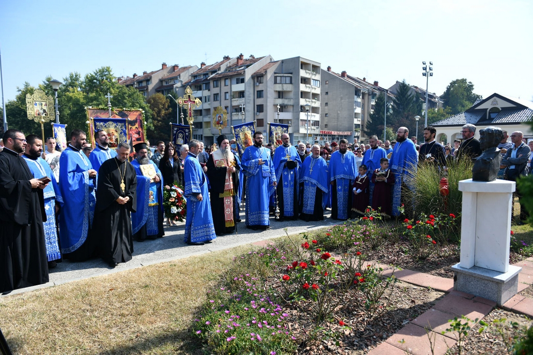 DOBOJ: Vladika Fotije služio parastos kod spomenika Spomenku Gostiću