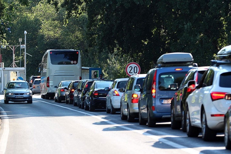PUTEVI: Kolone na graničnim prelazima