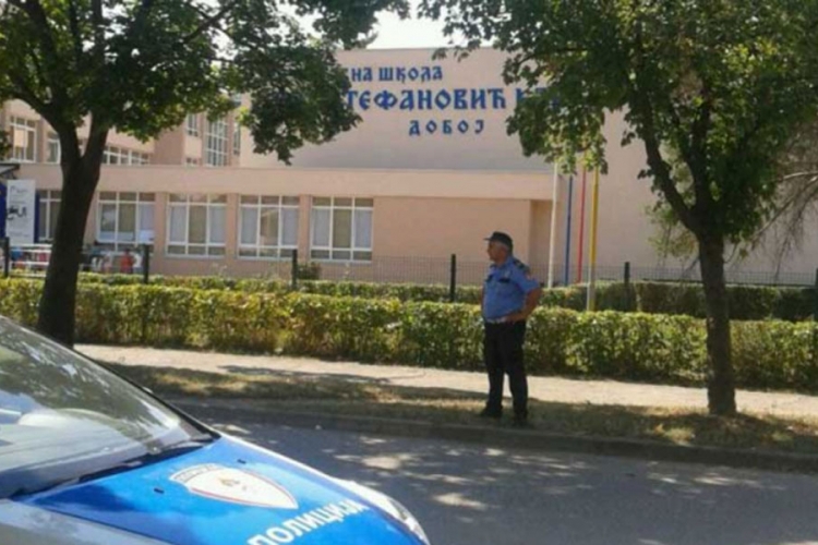 DOBOJ: Fotografisao učenice i dobio batine