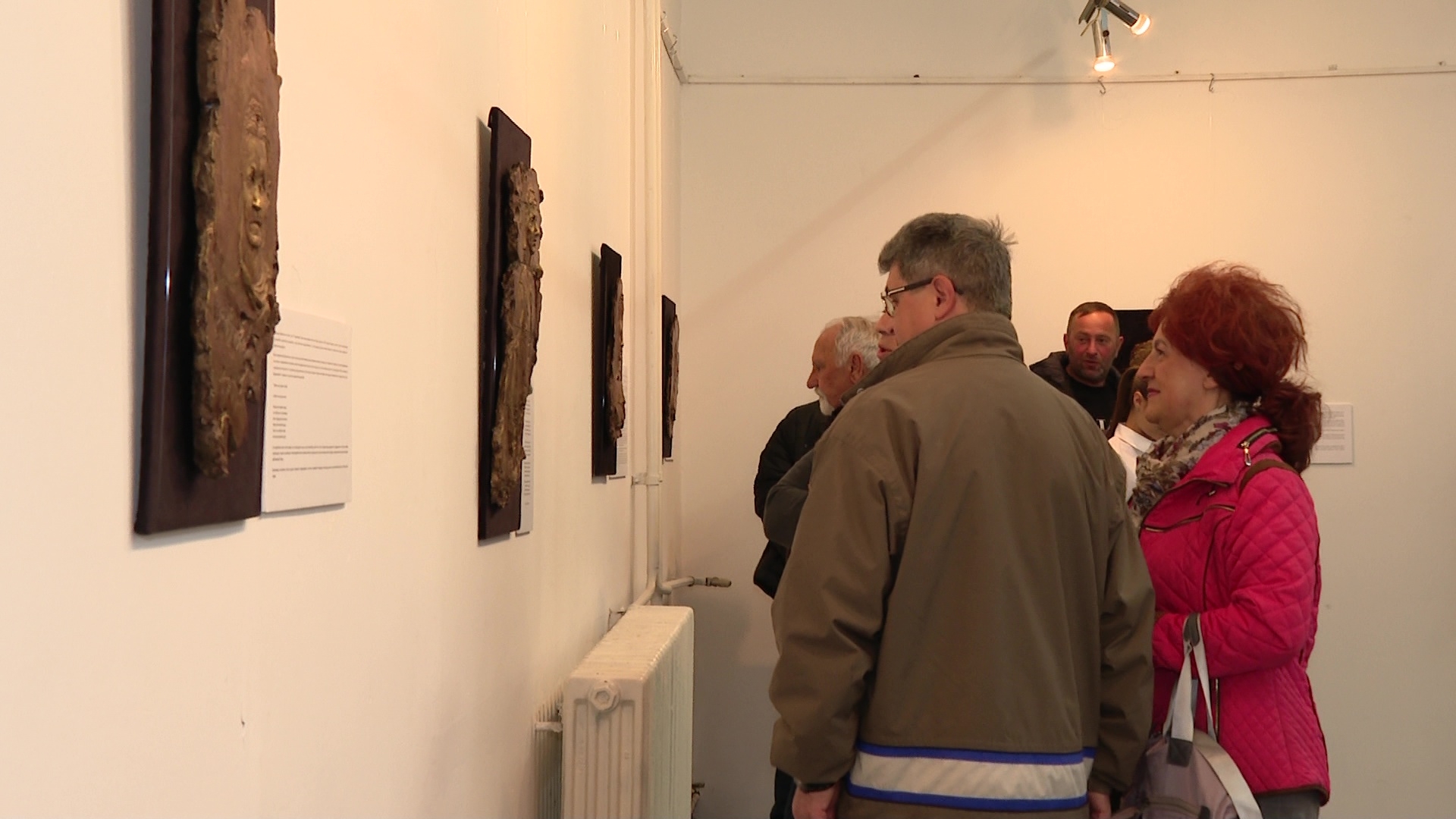 DOBOJ: Otvorena izložba „Znamenite srpske majke”, autora Đorđa Zečevića