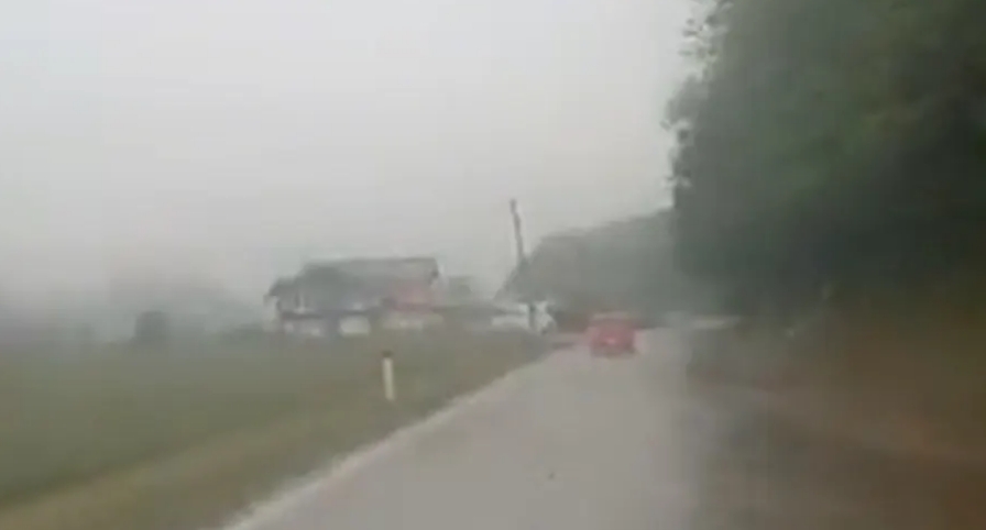 PUTEVI: Izlila se voda na lokalne puteve oko Ugljevika i u Podgradcima