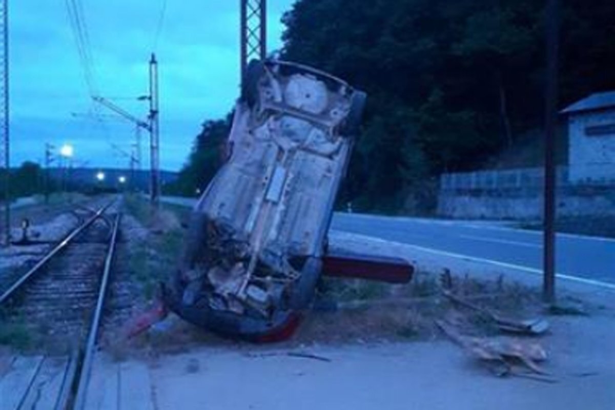 DOBOJ: Povređeno dvoje u saobraćajnoj nezgodi na pružnom prelazu