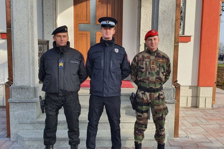 DOBOJ: Otac i dva sina ponosno nose uniforme