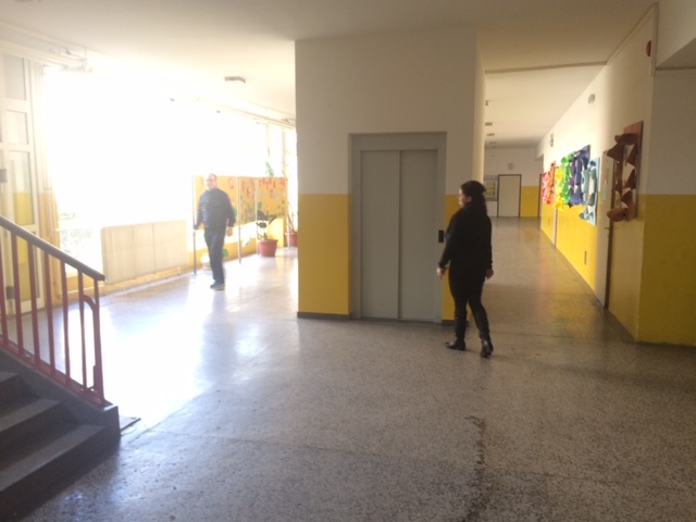 OSNOVNA ŠKOLA IZ DOBOJA PRVA U RS KOJA JE PRILAGODILA SVOJE PROSTORIJE Lift za pomoć deci sa posebnim potrebama