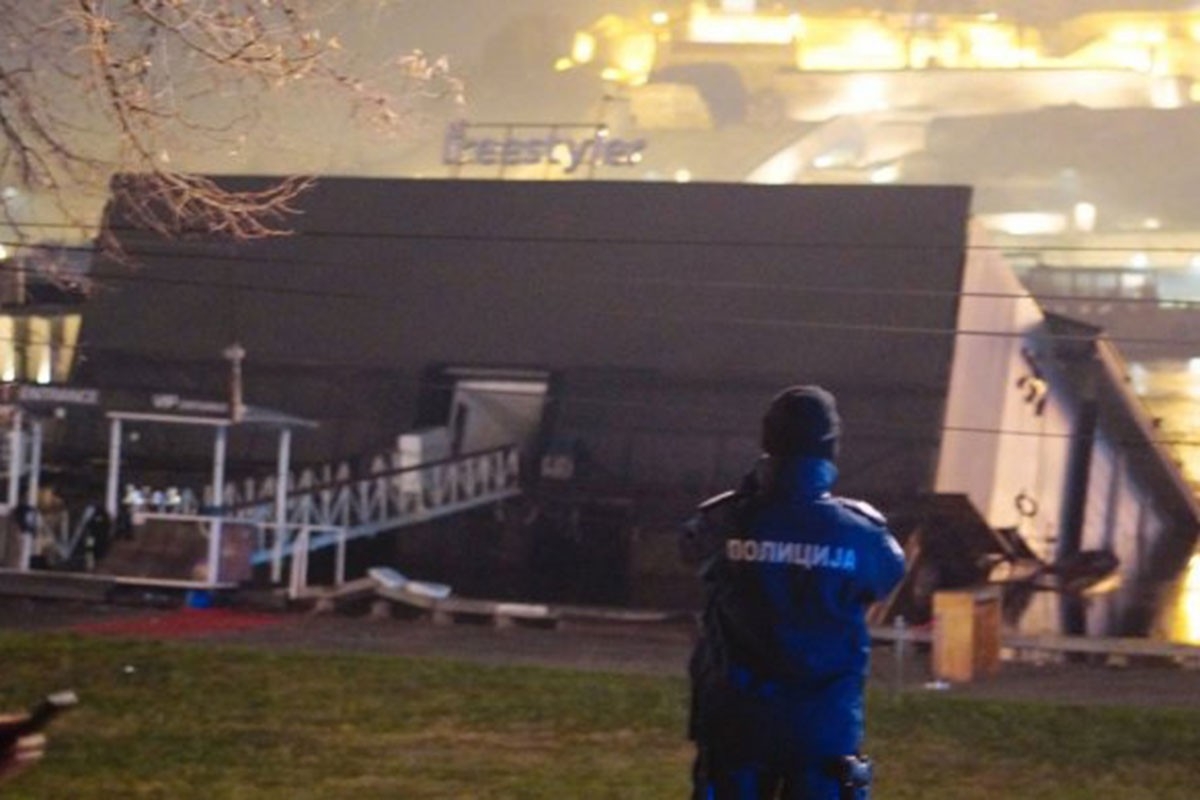 DRAMA U BEOGRADU: Poznati splav počeo da tone, bilo previše gostiju