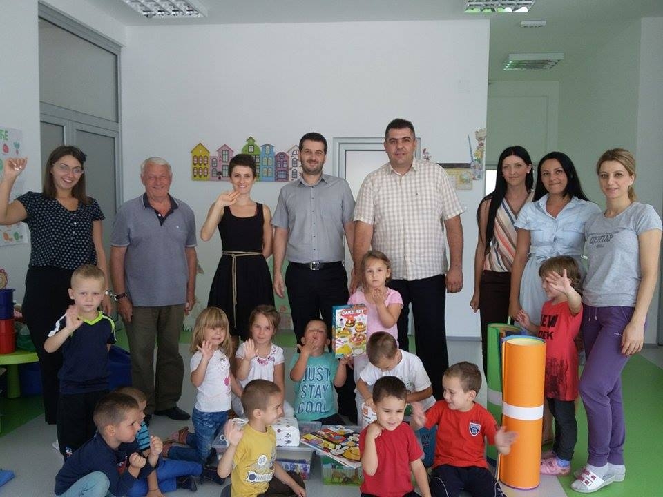 DOBOJ: Donacija Mikrofina djeci s posebnim potrebama (FOTO)