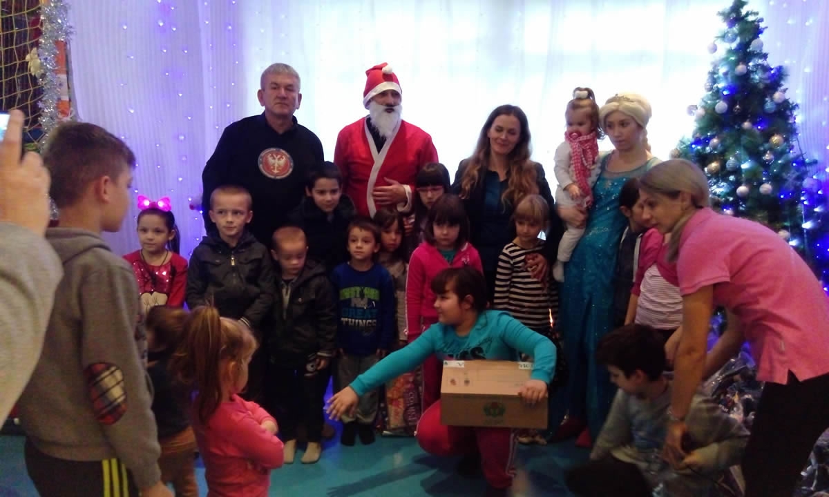 DOBOJ: Podijeljeni novogodišnji i božićni paketici djeci iz Udruženja porodica sa četvoro i više djece "Budućnost 4"