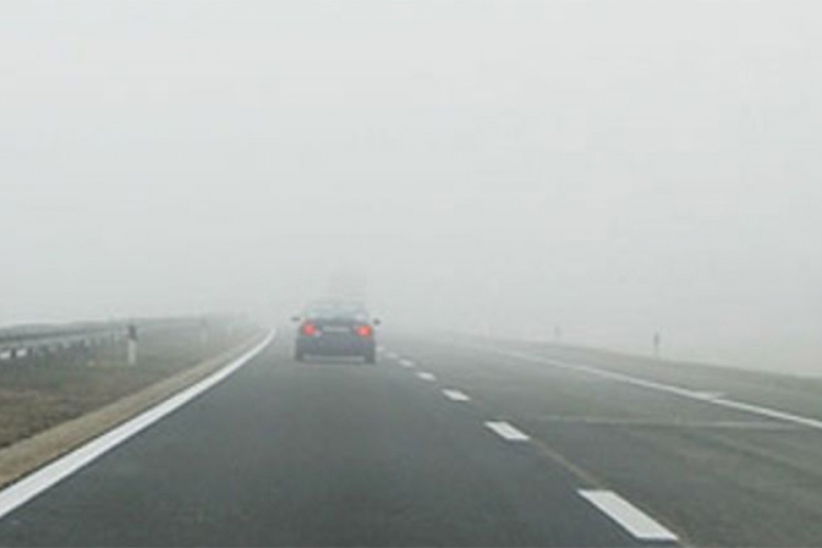 PUTEVI: Magla smanjuje vidljivost, kolovozi vlažni i klizavi