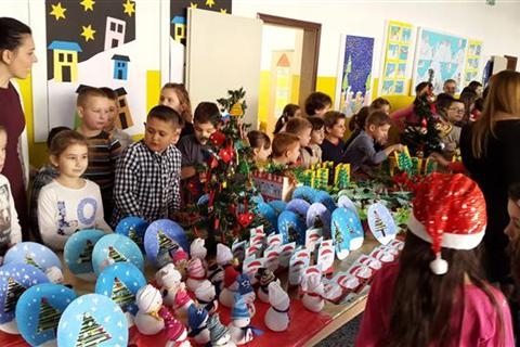 DOBOJ: Novogodišnji bazar u Osnovnoj školi "Vuk Stefanović Karadžić"