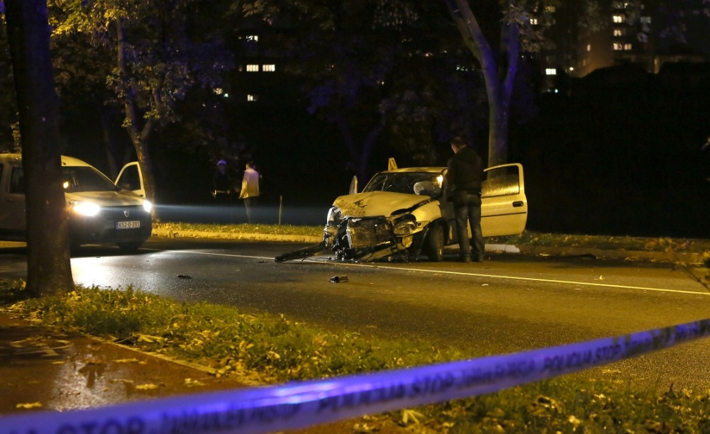 FILMSKA POTERA: Dobojlija bežeći ukradenim autom udario u stablo (FOTO)